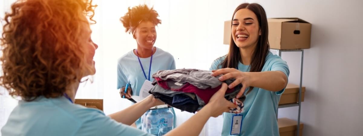 como a ies pode ajudar o aluno a entrar no mercado de trabalho estudantes voluntarias doando roupas