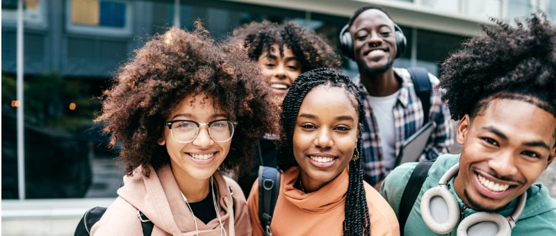 grupo de estudantes afro-americanos a sorrir após a aula