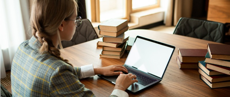 estudante feminina realizando prova online em sua casa