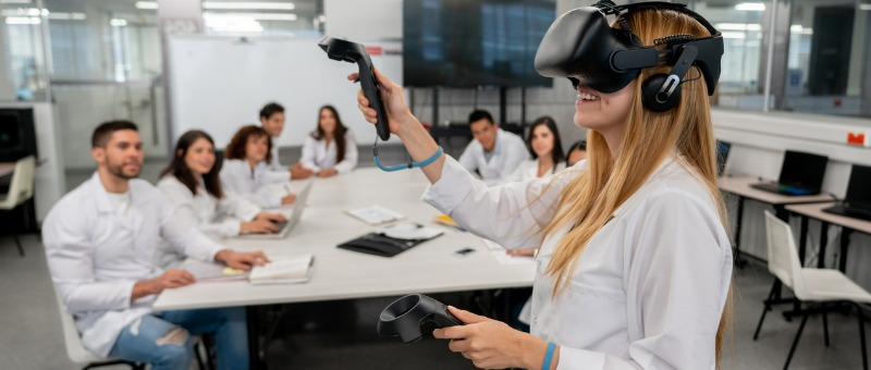 estudante com óculos de realidade virtual num laboratório