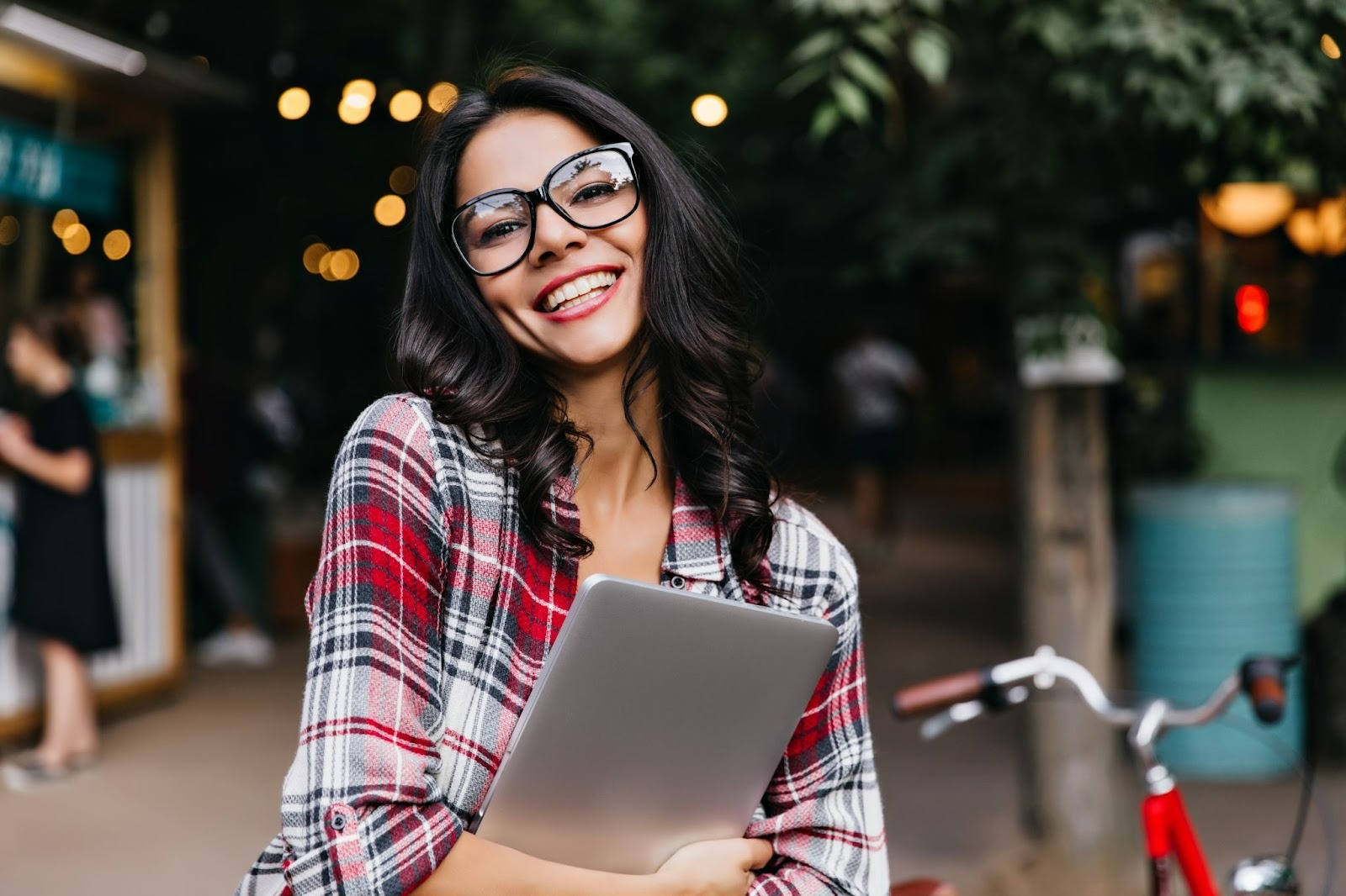 Universitária jovem segurando tablet.