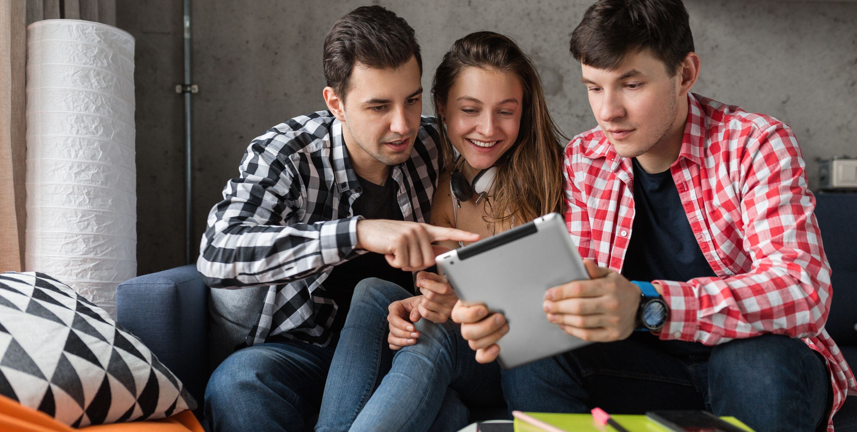 grupo de adolescentes usando tablet